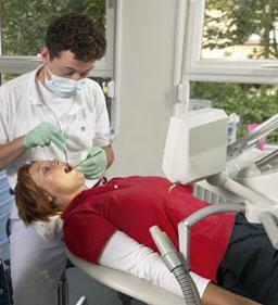 Laat uw gebit controleren door uw tandarts of mondhygiënist voordat u besluit uw tanden te bleken